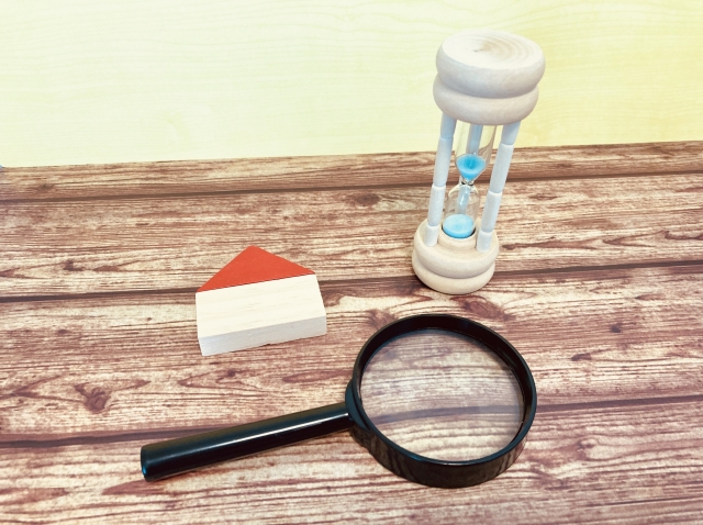 Three Designsが解説する不動産の築年数の考え方。築浅・中古・リノベ物件の特徴や注意点を比較しながら、後悔しない住まい選びをサポートするイメージ。