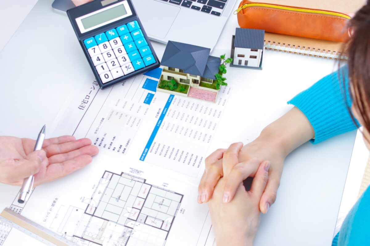 Three Designsが解説する住宅ローンの元利均等返済と元金均等返済の違い。返済計画やシミュレーションを通じて、無理のないマイホーム購入をサポートするイメージ。